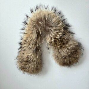 Real fur collar.